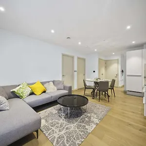 Stephs Lovely 4 Bedroom Apartment